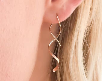 Pendientes espirales de oro, pendientes roscadores rellenos de oro, pendientes sacacorchos de oro, pendientes minimalistas de oro