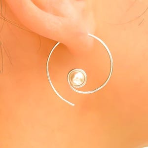 スターリングシルバーパールスパイラルスレッダーイヤリング、ダングルフープイヤリング、20ゲージ、直径22mm/0.8インチ、上品なミニマリストギフト、防水