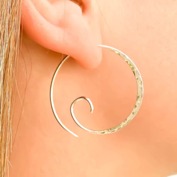 Pendientes de aro en espiral de plata de ley martillada