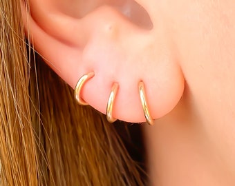 Kleine Gold Hoop Ohrringe, 14K Gold Filled Huggie Creolen, Mini Gold Hoops, Gold Filled Huggie Ohrringe, ein Paar oder ein Set von zwei oder drei, 7mm