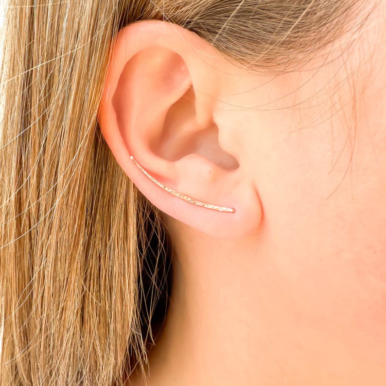 Rose Gold Ear Climber, gehamerde oorpin, oorcrawler oorbellen, roségouden oorbellen, minimalistische oorklimmers, roségoud gevulde oorbellen afbeelding 9
