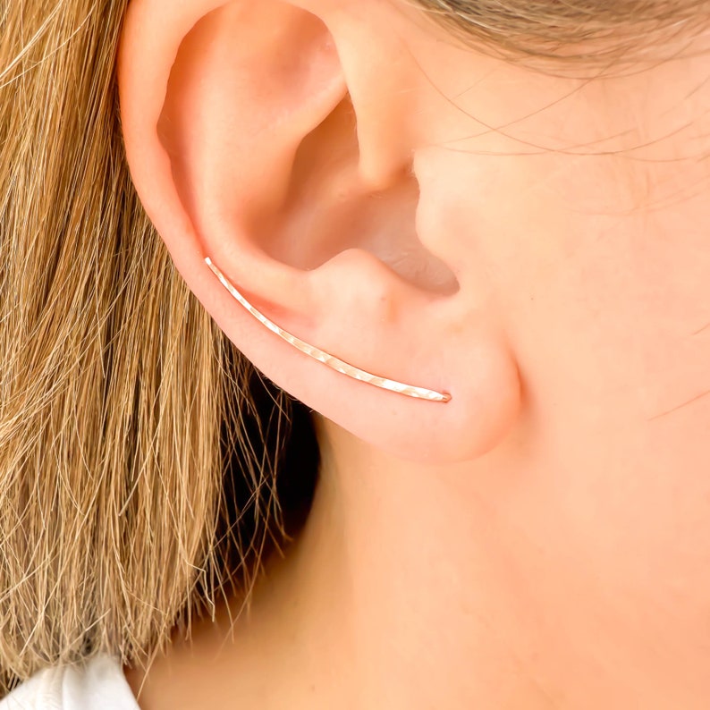 Rose Gold Ear Climber, gehamerde oorpin, oorcrawler oorbellen, roségouden oorbellen, minimalistische oorklimmers, roségoud gevulde oorbellen afbeelding 4