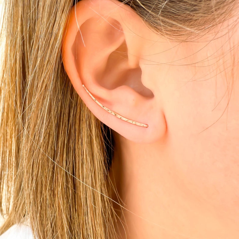 Rose Gold Ear Climber, gehamerde oorpin, oorcrawler oorbellen, roségouden oorbellen, minimalistische oorklimmers, roségoud gevulde oorbellen afbeelding 1