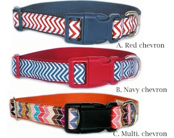 Puede incluir: Tres collares para perros con diferentes patrones de chevron. El collar superior es rojo y blanco, el collar del medio es azul marino y blanco, y el collar inferior es multicolor. Cada collar tiene una hebilla de plástico.