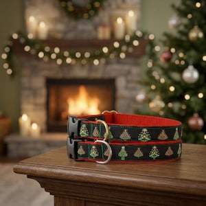 Puede incluir: Dos collares negros para perros con un estampado de &aacute;rbol de Navidad. Los collares tienen un interior rojo y presentan un dise&ntilde;o repetido de &aacute;rboles de Navidad verdes y dorados. Cada collar tiene una hebilla de pl&aacute;stico negro y un anillo de metal plateado.