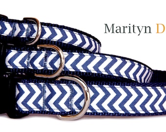 Puede incluir: Tres collares de perro de chevron azul marino y blanco con hebillas negras y anillos en D plateados. Marityn Dog.