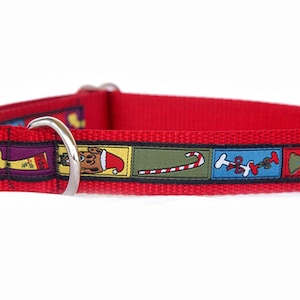 Puede incluir: Collar rojo para perro con hebilla de pl&aacute;stico negro y anilla en D de metal plateado. El collar presenta un patr&oacute;n repetido de im&aacute;genes con tem&aacute;tica navide&ntilde;a, que incluyen un perro con gorro de Pap&aacute; Noel, un bast&oacute;n de caramelo y un &aacute;rbol de Navidad.