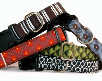 Puede incluir: Cuatro collares para perros con diferentes patrones y colores. Los collares están hechos de tela y tienen anillos en D de metal y hebillas de plástico.