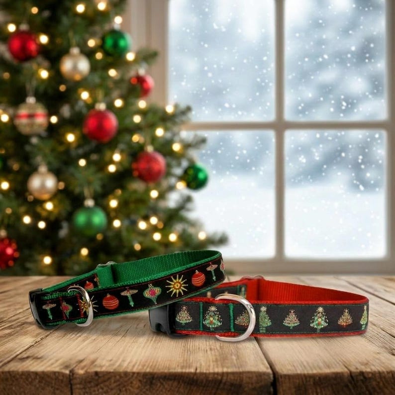 Puede incluir: Dos collares para perros con tem&aacute;tica navide&ntilde;a. Uno es verde con ribete negro y presenta adornos y soles. El otro es rojo con ribete negro y presenta &aacute;rboles de Navidad. Ambos tienen anillas en D de metal y hebillas de pl&aacute;stico.