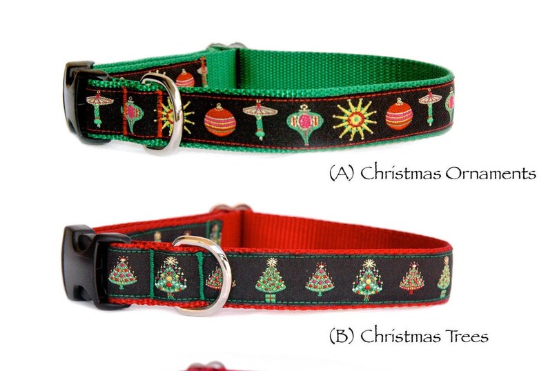 Puede incluir: Dos collares para perros con dise&ntilde;os navide&ntilde;os festivos. Un collar presenta correas negras con adornos coloridos y un interior verde. El otro tiene un interior rojo y correas negras con &aacute;rboles de Navidad. Ambos tienen herrajes met&aacute;licos.