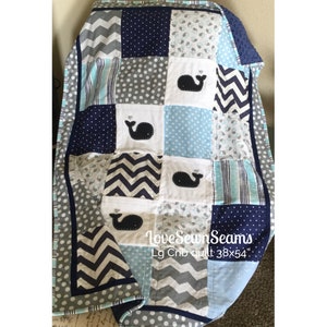 Nautischer Baby-Wal/Marinegrau und Weiß/Handgefertigt in den USA/Optionen verfügbar