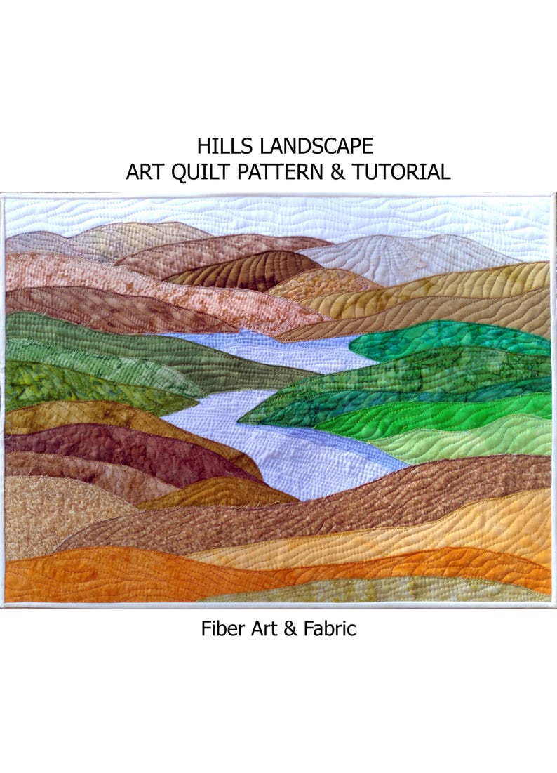 Puede incluir: Una pieza de arte de paisaje acolchado con colinas onduladas en tonos marrones, verdes y naranjas, con un r&iacute;o azul que serpentea por la escena. El texto "HILLS LANDSCAPE ART QUILT PATTERN & TUTORIAL" se muestra en la parte superior y "Fiber Art & Fabric" en la parte inferior.