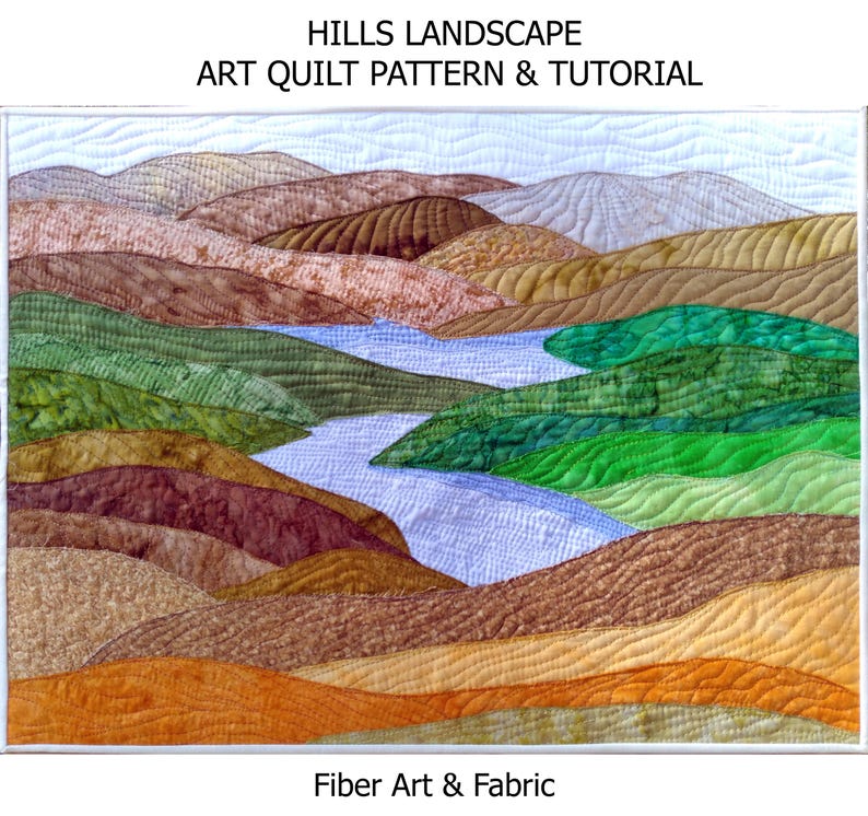 Puede incluir: Una pieza de arte de paisaje acolchado con colinas onduladas en tonos marrones, verdes y naranjas, con un r&iacute;o azul que serpentea por el centro. Se muestra el texto "HILLS LANDSCAPE ART QUILT PATTERN & TUTORIAL" y "Fiber Art & Fabric".