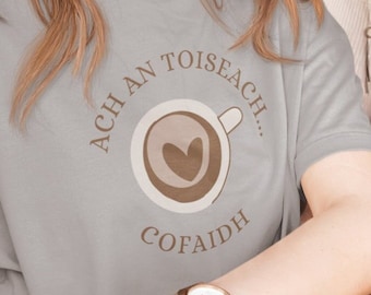 Gaélico escocés "Pero primero... Café" Camiseta, Gaidhlig, Escocia, Unisex - Camiseta para hombres y mujeres, Ach an Toiseachd... Cofaidh
