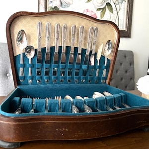 Vintage W.M Rogers Silver Plated Silverware Memory-Hiawatha Pattern - 51 Pieces with Wood Case - VivianneRoses