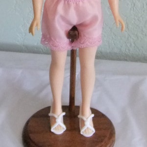 Drewniany regulowany stojak na lalki o wymiarach 12"-13" przeznaczony do lalek z serii MA Character, Lissy, BJD i innych.