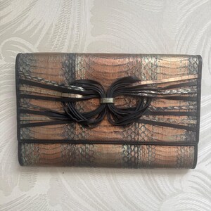 Bolso de mano vintage Katherine Kwei de piel dorada iridiscente con nudo característico