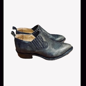 Vintage Frye Women’s Billy Boots Distressed Black Leather Pointed Toe Vamp Stitching Bootie Rodeo Western 6.5