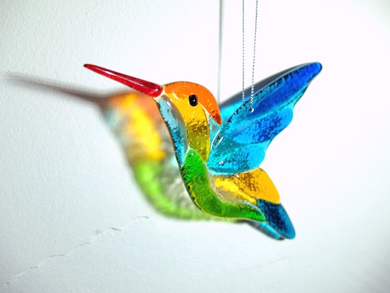Attrape-soleil en verre teinté pour oiseaux multicolores sur une