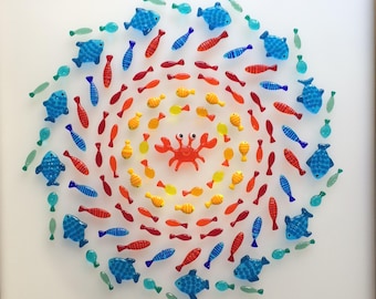 Arte murale in vetro fuso fatta a mano: granchi e pesci colorati - Decorazioni costiere