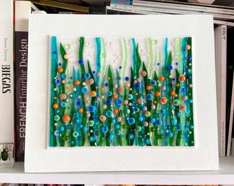 Bloemkunst aan de muur van gesmolten glas: moderne sculptuur van 3D-glaspanelen