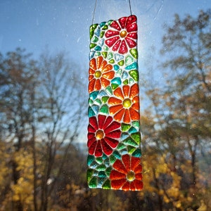 Fused glass flower suncatcher, flower art glass, glass suncatcher, fused glass rainbow, housewarming gift, flower decor, garden decor