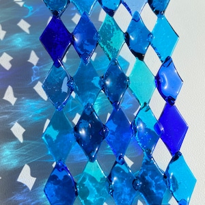 Blauer Suncatcher aus geschmolzenem Glas: Geometrische Fensterdeko, Meereserinnerungen