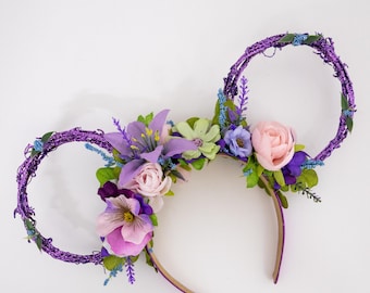 Hell lila Glitzerblume und Garten inspiriertes Blumenohr