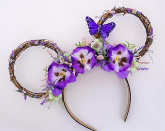 Helllila Blumen und Garten inspirierte Blumenohr mit lila Schmetterling