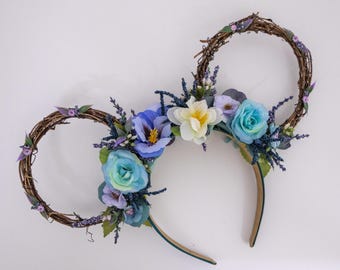 Helle blaue Blumen und Garten inspirierte Blumenohren