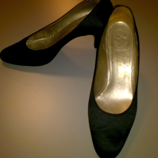 Vintage 80s black satin woman shoes decollete.Medium Heels. Made in Italy