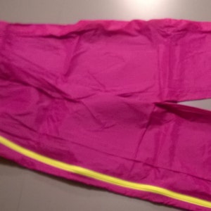 Copri - pantaloni impermabile pieghevole Vintage anni '90 fucsia con zip neon. Completamente apribile.