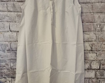 Original 50er Jahre Vintage Sartorial Nachthemd für Frau. Weißer Baumwollstoff mit Häkelspitze, Rundhalsausschnitt, Knöpfe, ärmellos. Hergestellt in Italien