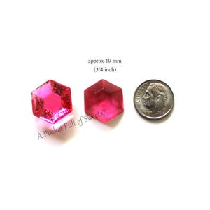 Peut inclure: Deux bonbons en verre rose facett&eacute;, chacun d'environ 19 mm de diam&egrave;tre, &agrave; c&ocirc;t&eacute; d'une pi&egrave;ce de dix cents am&eacute;ricaine pour comparaison de taille.  A Pocket Full of Sweets.