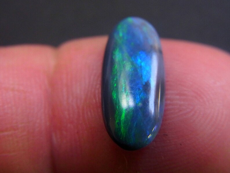 Opal Oval Cabochon Cigar shape - Bright Blue Green fires from Grawin Lightning Ridge 16 x 6.5 mm approx Item 513