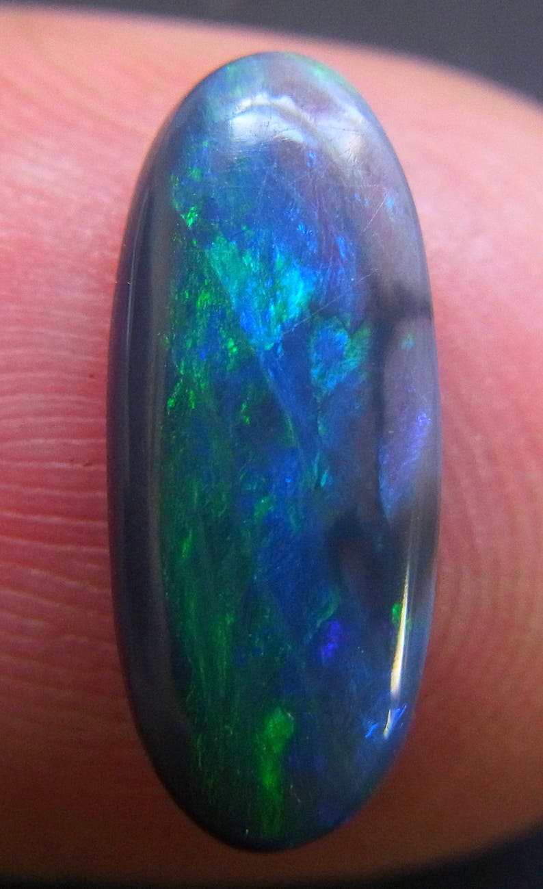 Opal Oval Cabochon Cigar shape - Bright Blue Green fires from Grawin Lightning Ridge 16 x 6.5 mm approx Item 513