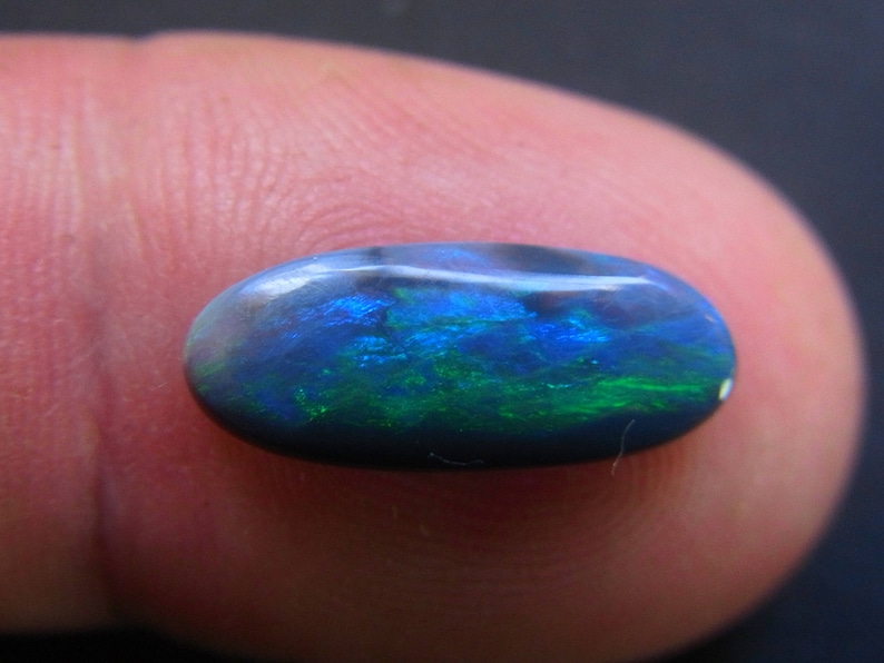Opal Oval Cabochon Cigar shape - Bright Blue Green fires from Grawin Lightning Ridge 16 x 6.5 mm approx Item 513