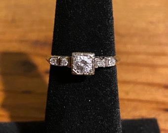 18K White Gold Round Diamond Engagement Ring With Side Stones