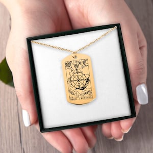 Collar personalizado con la carta del tarot Rueda de la Fortuna, colgante con placa, regalo de bruja para tu mejor amiga, collar de tarot, regalo de cumpleaños para una amiga.