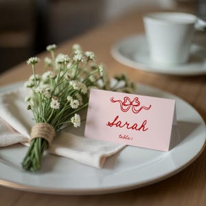 Cartão de lugar com fita rosa vermelha e extravagante, CanvaTemplate, cartão de lugar para casamento com borda de bolhas, cartão de lugar para impressão, plano, cartões de lugar dobrados 3,5x2",