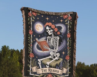 Geweven tarotdeken Skeleton Reader: gotisch decor voor boekenwurmen