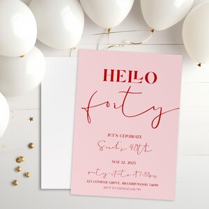 Może przedstawiać: Różowe zaproszenie urodzinowe ze słowami "HELLO forty" na czerwono. Zaproszenie zawiera szczegóły 40. urodzin Sary, w tym datę, godzinę i miejsce. Białe balony w tle.