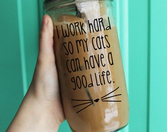 Jag jobbar hårt så att mina katter kan ha ett bra liv Tumbler // Katt Tumbler // 700 ml Tumbler // Rolig Tumbler // Kattdam Tumbler // Katt Tumbler
