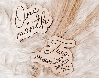 Texto grabado en madera Accesorios fotográficos mensuales de hitos // Accesorios para recién nacidos // Accesorios fotográficos // Hitos mensuales // Marcadores de hitos // Baby Shower