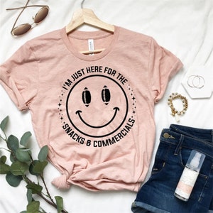 面白いスーパーボウルTシャツ // 私はスナックとコマーシャルのためにここにいます // 面白いスポーツTシャツ // スポーツに行く // 面白いフットボールTシャツ // スナック