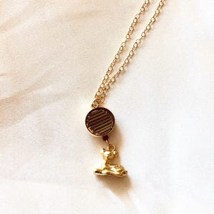 Collar con colgante de cuerda de guitarra con forma de cervatillo sentado
