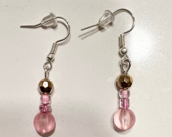 Boucles d'oreilles pendantes en verre rose et perles facettées dorées
