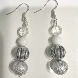 Boucles d'oreilles pendantes en argent et blanc, boule de verre argenté scintillant image 1