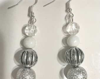 Boucles d'oreilles pendantes en argent et blanc, boule de verre argenté scintillant