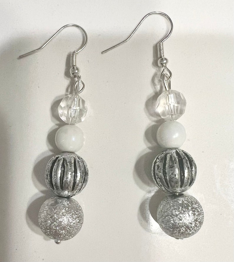 Boucles d'oreilles pendantes en argent et blanc, boule de verre argenté scintillant image 1